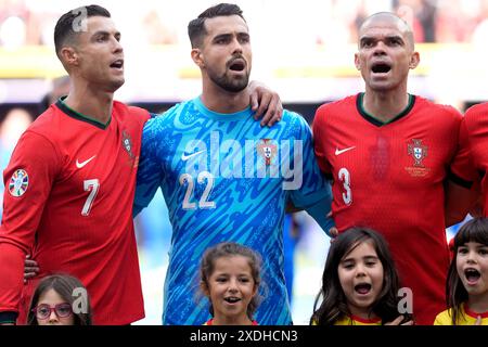 Portugals Cristiano Ronaldo (links), Torhüter Diego Costa und Pepe mit den jungen Maskottchen während der Nationalhymne vor dem Gruppenspiel der UEFA Euro 2024 im BVB Stadion Dortmund. Bilddatum: Samstag, 22. Juni 2024. Stockfoto