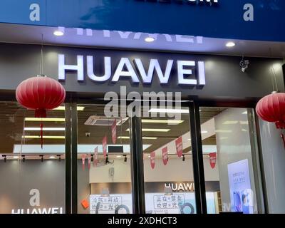 Nanning, China, 8. Oktober 2023. Huawei Shop-Logo. Huawei ist ein chinesisches multinationales Technologieunternehmen. Stockfoto