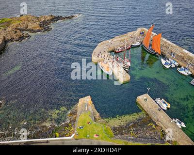 Portsoy Aberdeenshire Scotland Boat Festival traditionelle Boote mit braunen Segeln im Hafen Stockfoto