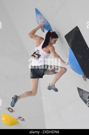 Budapest, Ungarn. Juni 2024. Mia Krampl aus Slowenien tritt am 23. Juni 2024 beim Boulderwettbewerb des Finales der Frauen und Leiterin des Sportkletterns an der Olympischen Qualifikationsserie Budapest in Budapest, Ungarn, an. Quelle: He Canling/Xinhua/Alamy Live News Stockfoto