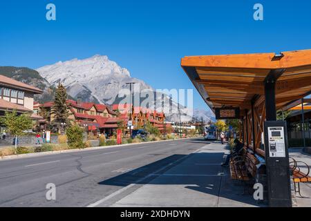 Banff High School Transit Hub. Bushaltestelle auf der Banff Avenue. Alberta, Kanada. Stockfoto