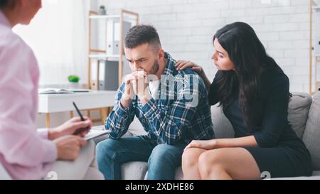 Ein Verärgerter Mann Sucht Während Der Therapiesitzung Beratung Mit Seinem Partner Stockfoto