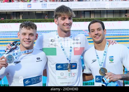 Rom, Italien. Juni 2024. Erster Platz für Alessandro Miressi aus Italien (C). Auf dem zweiten Matthew Richards von Großbritannien (L) und auf dem dritten Guilherme Carib Santos von Brasilien (R). Podium der Männer 100 m Freistil Finale A während des zweiten Tages bei den Schwimm-Internationals der 60. Settecolli Trophy. (Foto: Elena Vizzoca/SOPA Images/SIPA USA) Credit: SIPA USA/Alamy Live News Stockfoto