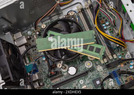 Installieren des RAM auf der Hauptplatine des Computers Stockfoto