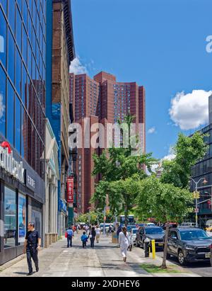 NYC Chinatown: Confucius Plaza, ein 44-stöckiger, sichelförmiger Wohnturm aus Backstein, mit einer Schule, einem Gemeindezentrum und Geschäften in der Basis. Stockfoto