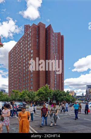 NYC Chinatown: Confucius Plaza, ein 44-stöckiger, sichelförmiger Wohnturm aus Backstein, mit einer Schule, einem Gemeindezentrum und Geschäften in der Basis. Stockfoto