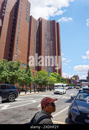 NYC Chinatown: Confucius Plaza, ein 44-stöckiger, sichelförmiger Wohnturm aus Backstein, mit einer Schule, einem Gemeindezentrum und Geschäften in der Basis. Stockfoto