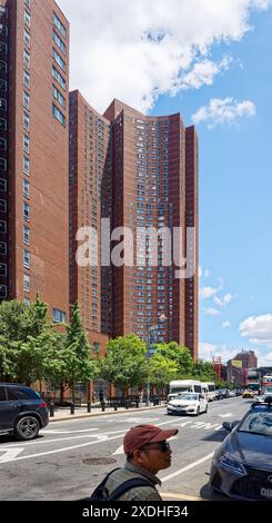 NYC Chinatown: Confucius Plaza, ein 44-stöckiger, sichelförmiger Wohnturm aus Backstein, mit einer Schule, einem Gemeindezentrum und Geschäften in der Basis. Stockfoto