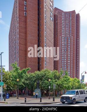 NYC Chinatown: Confucius Plaza, ein 44-stöckiger, sichelförmiger Wohnturm aus Backstein, mit einer Schule, einem Gemeindezentrum und Geschäften in der Basis. Stockfoto