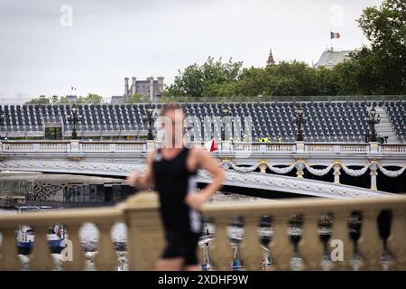 Paris, Frankreich. Juni 2024. Blick auf die Alexandre III Brücke mit den Infrastrukturen für die Olympischen Spiele in Paris. In einem Monat bis zur Eröffnung der Olympischen Spiele in Paris nimmt die Einrichtung der Veranstaltungsorte der Wettbewerbe an Tempo zu. (Foto: Telmo Pinto/SOPA Images/SIPA USA) Credit: SIPA USA/Alamy Live News Stockfoto