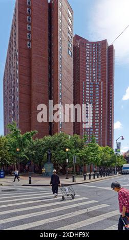 NYC Chinatown: Confucius Plaza, ein 44-stöckiger, sichelförmiger Wohnturm aus Backstein, mit einer Schule, einem Gemeindezentrum und Geschäften in der Basis. Stockfoto