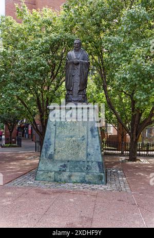 NYC Chinatown: Confucius Plaza, ein 44-stöckiger, sichelförmiger Wohnturm aus Backstein, mit einer Schule, einem Gemeindezentrum und Geschäften in der Basis. Stockfoto