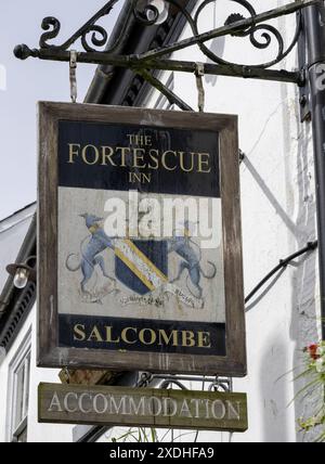 Traditionelles hängendes Pub-Schild im Fortescue Inn - Public House - Union Street, Salcombe, Devon, England, Großbritannien Stockfoto