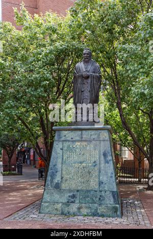 NYC Chinatown: Confucius Plaza, ein 44-stöckiger, sichelförmiger Wohnturm aus Backstein, mit einer Schule, einem Gemeindezentrum und Geschäften in der Basis. Stockfoto