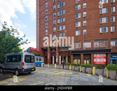 NYC Chinatown: Confucius Plaza, ein 44-stöckiger, sichelförmiger Wohnturm aus Backstein, mit einer Schule, einem Gemeindezentrum und Geschäften in der Basis. Stockfoto