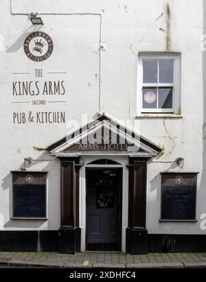 The Kings Arms - Public House - Fore Street, Salcombe, Devon, England, Großbritannien - historisches Gebäude, das unter Denkmalschutz steht. Stockfoto