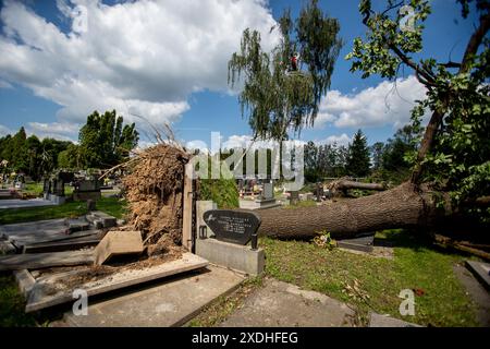 Cesky Tesin, Tschechische Republik. Juni 2024. Windbeschädigter Friedhof nach Nacht- und Morgenstürmen in Cesky Tesin, Tschechische Republik, am 23. Juni 2024. Quelle: Vladimir Prycek/CTK Photo/Alamy Live News Stockfoto