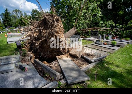 Cesky Tesin, Tschechische Republik. Juni 2024. Windbeschädigter Friedhof nach Nacht- und Morgenstürmen in Cesky Tesin, Tschechische Republik, am 23. Juni 2024. Quelle: Vladimir Prycek/CTK Photo/Alamy Live News Stockfoto