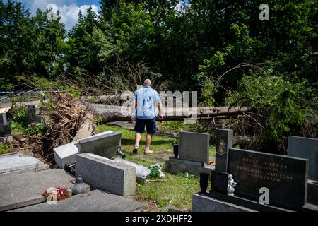 Cesky Tesin, Tschechische Republik. Juni 2024. Windbeschädigter Friedhof nach Nacht- und Morgenstürmen in Cesky Tesin, Tschechische Republik, am 23. Juni 2024. Quelle: Vladimir Prycek/CTK Photo/Alamy Live News Stockfoto