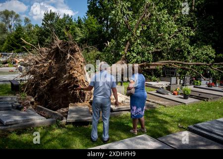 Cesky Tesin, Tschechische Republik. Juni 2024. Windbeschädigter Friedhof nach Nacht- und Morgenstürmen in Cesky Tesin, Tschechische Republik, am 23. Juni 2024. Quelle: Vladimir Prycek/CTK Photo/Alamy Live News Stockfoto