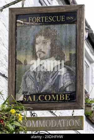 Traditionelles hängendes Pub-Schild im Fortescue Inn - Public House - Union Street, Salcombe, Devon, England, Großbritannien Stockfoto