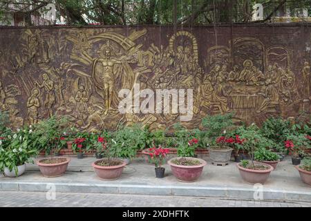 Hanoi, Vietnam - 9. Februar 2024: Katholisches Wandbild vor der St. Joseph's Cathedral in Hanoi Stockfoto