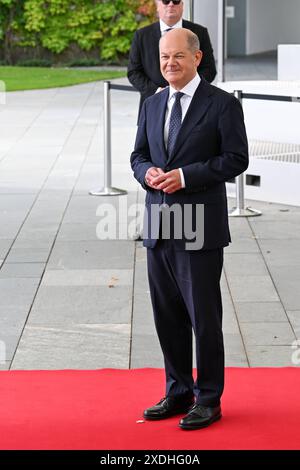 Berlin, Deutschland 23. Juni 2024: Begrüßung des Präsidenten der Republik Argentinien - 23.06.2024 im Bild: Bundeskanzler Olaf Scholz SPD wartet auf dem roten Teppich *** Berlin, Deutschland 23 Juni 2024 Begrüßung des Präsidenten der Republik Argentinien 23 06 2024 im Bild Bundeskanzler Olaf Scholz SPD wartet auf dem roten Teppich Copyright: xFotostandx/xReuhlx Stockfoto
