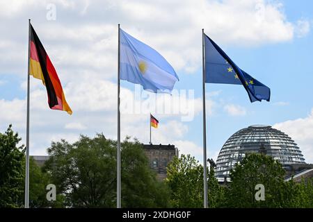 Berlin, Deutschland 23. Juni 2024: Begrüßung des Präsidenten der Republik Argentinien - 23.06.2024 im Bild: Die Flaggen v.li.: Deutschland, Argentinien, Europäische Union. Im Hintergrund die Kuppel des Reichstagsgebäudes *** Berlin, Deutschland 23 Juni 2024 Begrüßung des Präsidenten der Republik Argentinien 23 06 2024 im Bild die Flaggen Deutschlands, Argentiniens, der Europäischen Union im Hintergrund die Kuppel des Reichstagsgebäudes Copyright: XFotostandx/xReuhlx Stockfoto