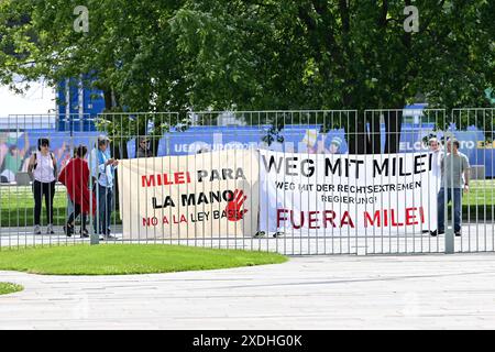 Berlin, Deutschland 23. Juni 2024: Begrüßung des Präsidenten der Republik Argentinien - 23.06.2024 im Bild: Demonstration gegen Milei hinter dem Zaun des Bundeskanzleramts *** Berlin, Deutschland 23. Juni 2024 Begrüßung des Präsidenten der Republik Argentinien 23 06 2024 bei der Bilddemonstration gegen Milei hinter dem Zaun des Bundeskanzleramts Urheberrecht: xFotostandx/xReuhlx Stockfoto