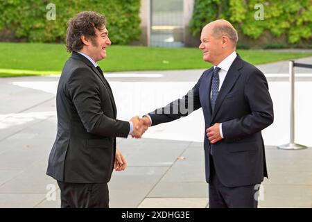Berlin, Deutschland 23. Juni 2024: Begrüßung des Präsidenten der Republik Argentinien - 23.06.2024 im Bild: v.li.: Javier Milei, Präsident Argentiniens und Bundeskanzler Olaf Scholz SPD schütteln die Hände *** Berlin, Deutschland 23 Juni 2024 Begrüßung des Präsidenten der Republik Argentinien 23 06 2024 Bild links Javier Milei, Präsident Argentiniens und Bundeskanzler Olaf Scholz SPD schütteln die Hände ab Copyright: xFotostandx/xReuhlx Stockfoto