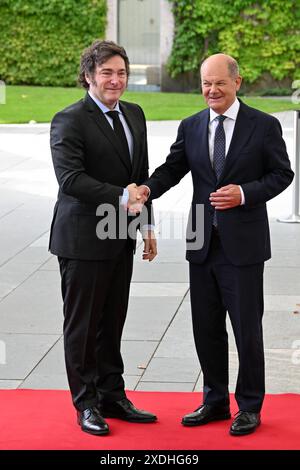 Berlin, Deutschland 23. Juni 2024: Begrüßung des Präsidenten der Republik Argentinien - 23.06.2024 im Bild: v.li.: Javier Milei, Präsident Argentiniens und Bundeskanzler Olaf Scholz SPD schütteln die Hände *** Berlin, Deutschland 23 Juni 2024 Begrüßung des Präsidenten der Republik Argentinien 23 06 2024 Bild links Javier Milei, Präsident Argentiniens und Bundeskanzler Olaf Scholz SPD schütteln die Hände ab Copyright: xFotostandx/xReuhlx Stockfoto