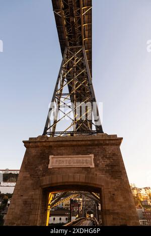 Blick auf die Brücke Dom Luis I über den Fluss Douro in Porto oder Porto, Portugal Stockfoto