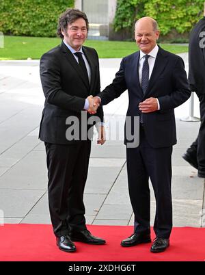 Berlin, Deutschland 23. Juni 2024: Begrüßung des Präsidenten der Republik Argentinien - 23.06.2024 im Bild: v.li.: Javier Milei, Präsident Argentiniens und Bundeskanzler Olaf Scholz SPD schütteln die Hände *** Berlin, Deutschland 23 Juni 2024 Begrüßung des Präsidenten der Republik Argentinien 23 06 2024 Bild links Javier Milei, Präsident Argentiniens und Bundeskanzler Olaf Scholz SPD schütteln die Hände ab Copyright: xFotostandx/xReuhlx Stockfoto