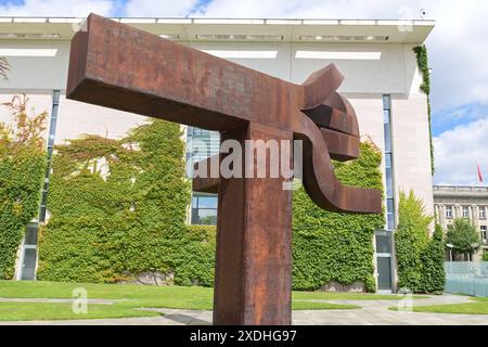 Berlin, Deutschland 23. Juni 2024: Begrüßung des Präsidenten der Republik Argentinien - 23.06.2024 im Bild: Denkmal auf dem Ehrenhof des Bundeskanzleramts *** Berlin, Deutschland 23. Juni 2024 Begrüßung des Präsidenten der Republik Argentinien 23 06 2024 im Bild Denkmal im Ehrenhof des Bundeskanzleramts Urheberrecht: XFotostandx/xReuhlx Stockfoto