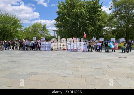 Berlin, Deutschland 23. Juni 2024: Begrüßung des Präsidenten der Republik Argentinien - 23.06.2024 im Bild: Demonstranten gegen Javier Milei, Präsident Argentiniens vor dem Bundeskanzleramt mit Transparenten. *** Berlin, Deutschland 23. Juni 2024 Begrüßung des Präsidenten der Republik Argentinien 23 06 2024 im Bild Demonstranten gegen Javier Milei, Präsident Argentiniens, vor dem Bundeskanzleramt mit Bannern Urheberrecht: XFotostandx/xReuhlx Stockfoto