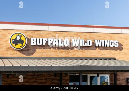 Buffalo Wild Wings ist ein amerikanisches Restaurant mit ungezwungener Atmosphäre und Sportbar mit Standorten auf der ganzen Welt. Stockfoto