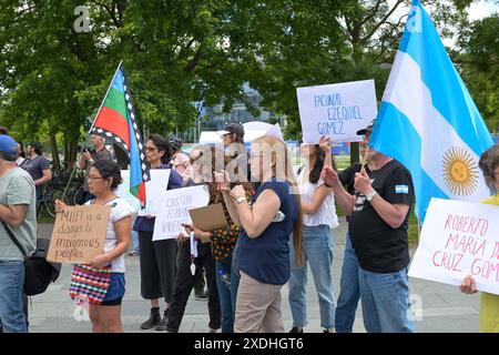 Berlin, Deutschland 23. Juni 2024: Begrüßung des Präsidenten der Republik Argentinien - 23.06.2024 im Bild: Demonstranten gegen Javier Milei, Präsident Argentiniens vor dem Bundeskanzleramt mit Transparenten. *** Berlin, Deutschland 23. Juni 2024 Begrüßung des Präsidenten der Republik Argentinien 23 06 2024 im Bild Demonstranten gegen Javier Milei, Präsident Argentiniens, vor dem Bundeskanzleramt mit Bannern Urheberrecht: XFotostandx/xReuhlx Stockfoto
