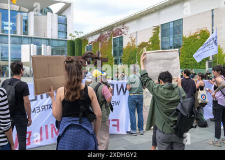 Berlin, Deutschland 23. Juni 2024: Begrüßung des Präsidenten der Republik Argentinien - 23.06.2024 im Bild: Demonstranten gegen Javier Milei, Präsident Argentiniens vor dem Bundeskanzleramt mit Transparenten. *** Berlin, Deutschland 23. Juni 2024 Begrüßung des Präsidenten der Republik Argentinien 23 06 2024 im Bild Demonstranten gegen Javier Milei, Präsident Argentiniens, vor dem Bundeskanzleramt mit Bannern Urheberrecht: XFotostandx/xReuhlx Stockfoto