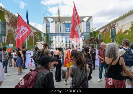 Berlin, Deutschland 23. Juni 2024: Begrüßung des Präsidenten der Republik Argentinien - 23.06.2024 im Bild: Demonstranten gegen Javier Milei, Präsident Argentiniens vor dem Bundeskanzleramt mit roten Fahnen. *** Berlin, Deutschland 23. Juni 2024 Begrüßung des Präsidenten der Republik Argentinien 23 06 2024 im Bild Demonstranten gegen Javier Milei, Präsidenten Argentiniens vor dem Bundeskanzleramt mit Warnflaggen Copyright: XFotostandx/xReuhlx Stockfoto