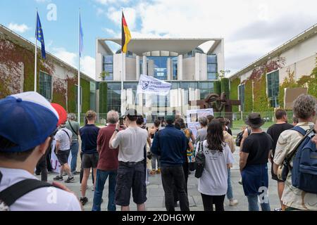 Berlin, Deutschland 23. Juni 2024: Begrüßung des Präsidenten der Republik Argentinien - 23.06.2024 im Bild: Demonstranten gegen Javier Milei, Präsident Argentiniens vor dem Bundeskanzleramt mit Fahnen. Bundeskanzleramt im Hintergrund *** Berlin, Deutschland 23 Juni 2024 Begrüßung des Präsidenten der Republik Argentinien 23 06 2024 im Bild Demonstranten gegen Javier Milei, Präsident Argentiniens, vor dem Bundeskanzleramt mit Fahnen Bundeskanzleramt im Hintergrund Urheberrecht: XFotostandx/xReuhlx Stockfoto