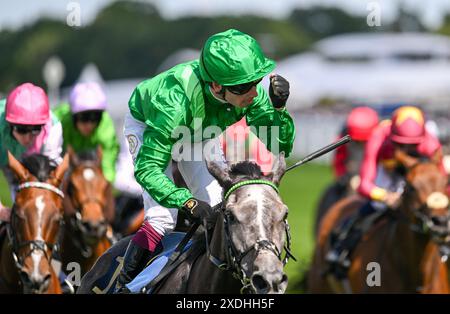 Running Lion, der von Oisin Murphy geritten wurde, gewinnt den Duke of Cambridge Stakes während der Royal Ascot 2024 Racecourse, Ascot Picture von Nigel Bramley Stockfoto