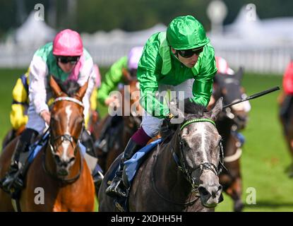 Running Lion, der von Oisin Murphy geritten wurde, gewinnt den Duke of Cambridge Stakes während der Royal Ascot 2024 auf der Ascot Racecourse, Ascot Picture von Nigel Bramley/Ecle Stockfoto