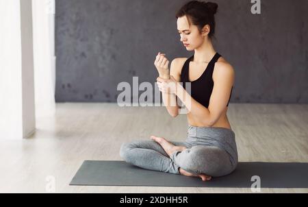 Sportliche Frau, die Yoga in einer ruhigen Umgebung praktiziert Stockfoto
