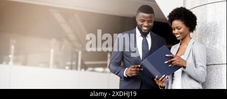 Fröhliche Geschäftsmann und Geschäftsfrau Arbeiten im Stehen im Freien Stockfoto