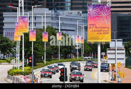 Hongkong, China. Juni 2024. Plakate zum 27. Jahrestag der Gründung der Sonderverwaltungsregion Hongkong sind am 23. Juni 2024 in Hongkong, Südchina, zu sehen. In diesem Jahr jährt sich Hongkongs Rückkehr ins Mutterland zum 27. Jahrestag. Quelle: Chen Duo/Xinhua/Alamy Live News Stockfoto