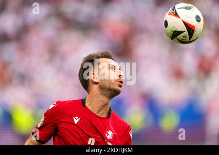 Hamburg, Deutschland. Juni 2024. OTAR Kakabadze (2) aus Georgien wurde während des Spiels der UEFA Euro 2024 in der Gruppe B zwischen Georgien und Tschechien im Volksparkstadion in Hamburg gesehen. Quelle: Gonzales Photo/Alamy Live News Stockfoto