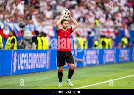 Hamburg, Deutschland. Juni 2024. OTAR Kakabadze (2) aus Georgien wurde während des Spiels der UEFA Euro 2024 in der Gruppe B zwischen Georgien und Tschechien im Volksparkstadion in Hamburg gesehen. Quelle: Gonzales Photo/Alamy Live News Stockfoto
