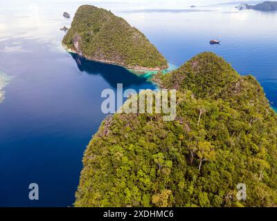 Aus der Vogelperspektive auf Kalksteininseln rund um Misool Island, Raja Ampat Indonesien Stockfoto