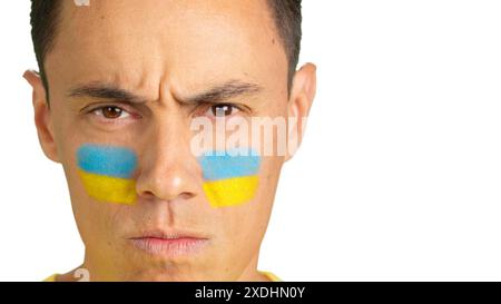 Ernsthafter Mann mit einer ukrainischen Flagge auf dem Gesicht Stockfoto