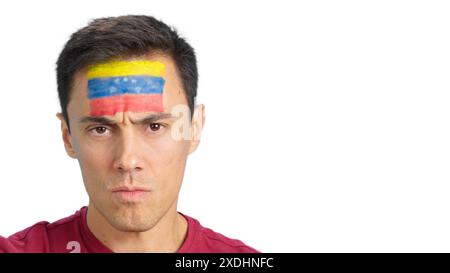 Ernsthafter Mann mit einer venezolanischen Flagge auf dem Gesicht Stockfoto